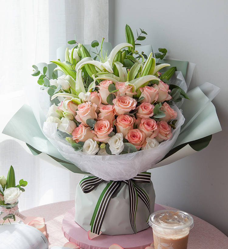 艾莎玫瑰+白色香水百合